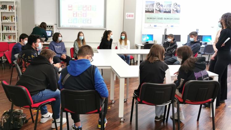 Ragazzi e insegnanti del «Gigli» di Rovato impegnati nei laboratori di progetto dell’Erasmus Day