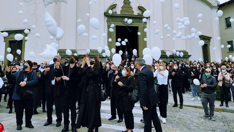 Palloncini bianchi e tantissima gente  davanti alla chiesa di Capriolo per il funerale della 15enne Larissa David