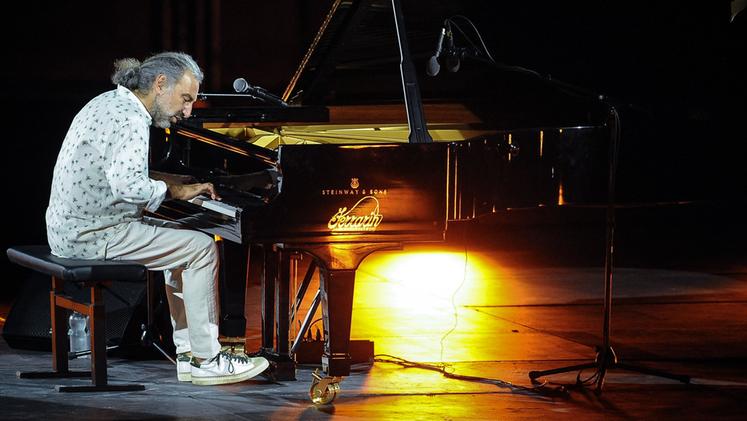 Stefano Bollani e il suo pianoforte questa sera sul palco del Teatro Grande: in programma l’evento benefico organizzato dalla cantina Guido Berlucchi per i 60 anni del Franciacorta