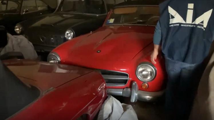 Fermo immagine del video diffuso dalla DIA: la confisca delle auto d'epoca