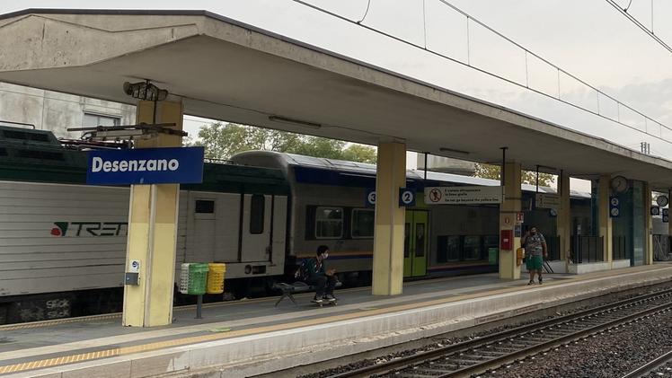 La stazione di Desenzano senza treni: per chi deve recarsi al lavoro a Milano è un bel problema il taglio dei Frecciarossa mattutini