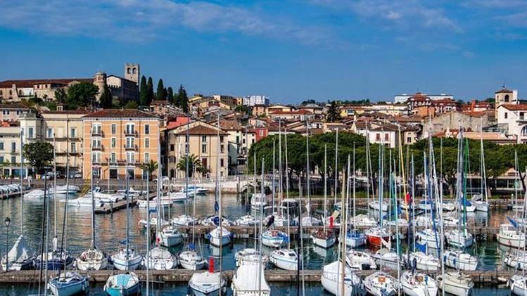 Le barche ormeggiate al porto di Desenzano erano diventate i bersagli preferiti di ladruncoli e vandali: ora arriva la videosorveglianza