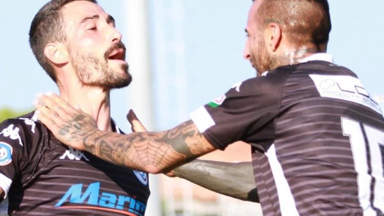 Grasjan Aliu festeggia insieme a Giacomo Marangon: grazie anche ai loro gol il Desenzano Calvina è solo in vetta 