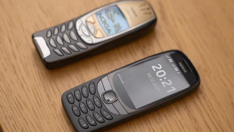 Il vecchio e il nuovo Nokia 6310 (Foto Twitter)