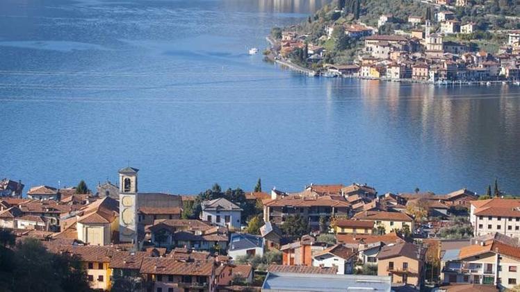 Una veduta di Sulzano: il paese si affaccia sul lago proprio di fronte a Montisola. I due centri sono stati uniti per 16 giorni dal Ponte di Christo 