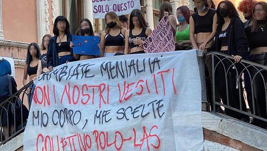La protesta delle studentesse a Venezia per il top vietato