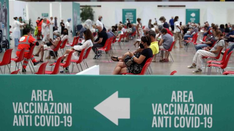 Da ieri sera gli over 40 vaccinati da almeno 5 mesi potranno prenotare la terza dose in uno dei centri provinciali di Brescia o in farmacia