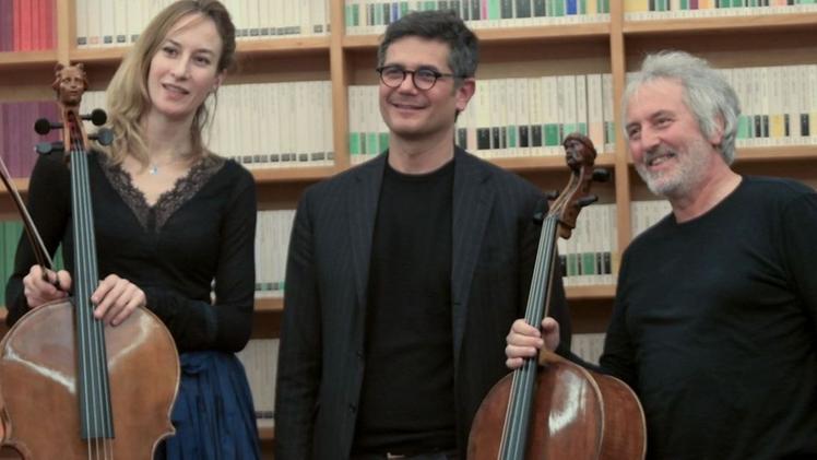 I due violoncellisti Eva Zahn e Mario Brunello al castello di Perno hanno presentato per la prima volta la nuova creazione di liuteria del bresciano Filippo Fasser