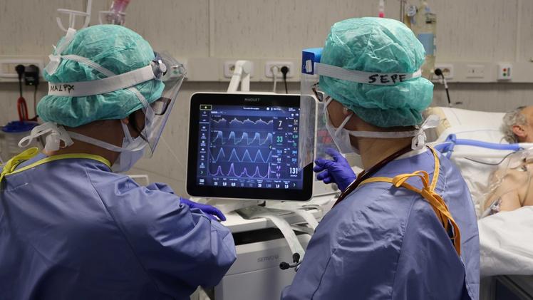 Medici impegnati in un reparto  della terapia intensiva per Covid  FOTOLIVE