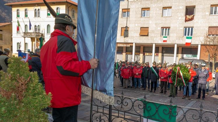 Una manifestazione  del gruppo alpini di Sarezzo. A giorni l’inizio dei festeggiamenti per i 90 anniUn’altra immagine «pubblica» delle penne nere saretine
