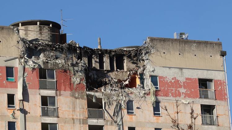 Lo squarcio  nella torre Tintoretto provocato dalla macchina demolitrice che secondo un preciso cronoprogramma abbatterà l’edificio SERVIZIO FOTOLIVEAlta 18 piani, la struttura abitativa ospitava 190 appartamenti in cui le famiglie hanno vissuto fino al 2012 