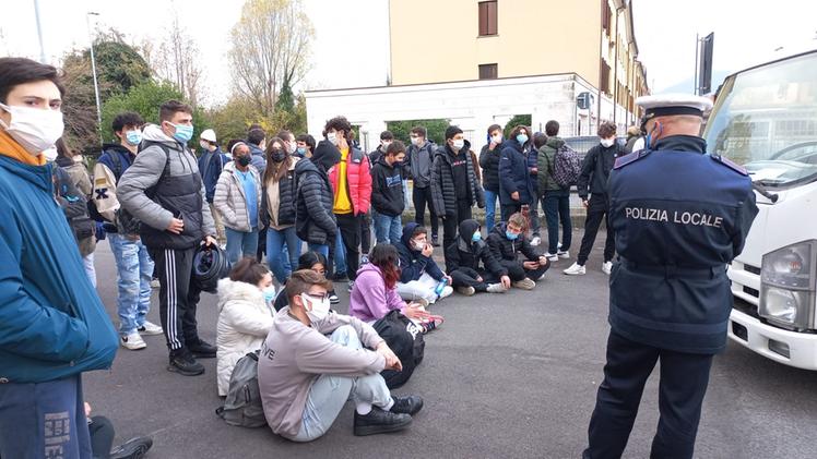 Studenti e studentesse in protesta contro l'allestimento del polo vaccinale nella palestra dell'Antonietti di Iseo