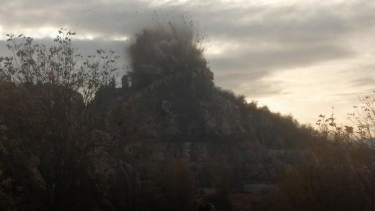 L'istante dell'esplosione in cava a Paitone documentato nel video pubblicato su bresciaoggi.it
