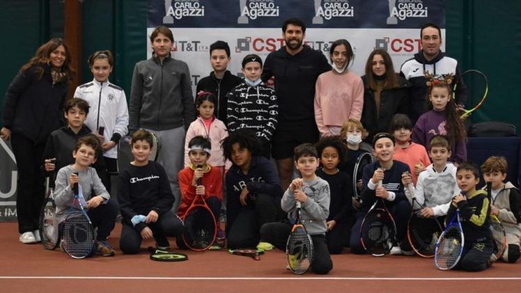 Federico Gaio con i ragazzi della scuola tennis di Iseo durante la partecipazione al Memorial Agazzi FOTO Game