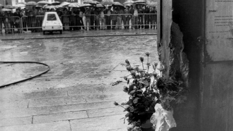 Fiori in piazza Loggia dopo l'attentato