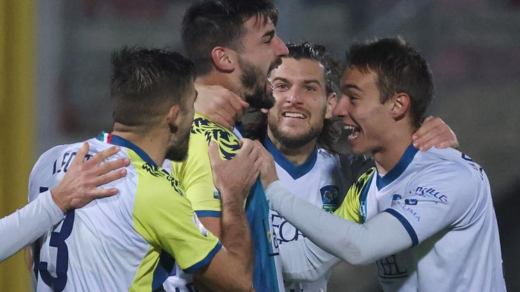 Alberto Spagnoli festeggiato dopo il gol del raddoppio: tre punti pesanti per una Feralpisalò che riparte di slancio e riaggancia la terza posizione