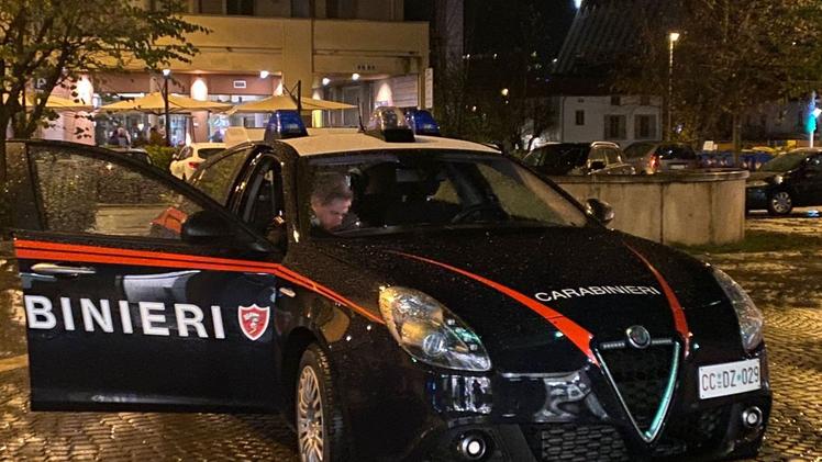 Una delle vetrine dei tre negozi di Boario prese a sassate e infrante durante raid notturni I controlli   dei carabinieri hanno mitigato in parte  il fenomeno vandalismo