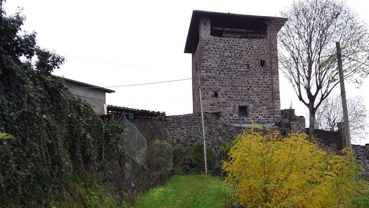 Uno dei sentieri  affidati ai volontari di Piancamuno passa dalla torre medievale della Beata