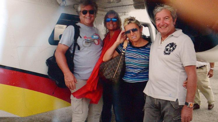L’ultima foto di Vittorio Missoni, Maurizia Castiglioni, Elda Scalvenzi e Guido Foresti prima del decollo