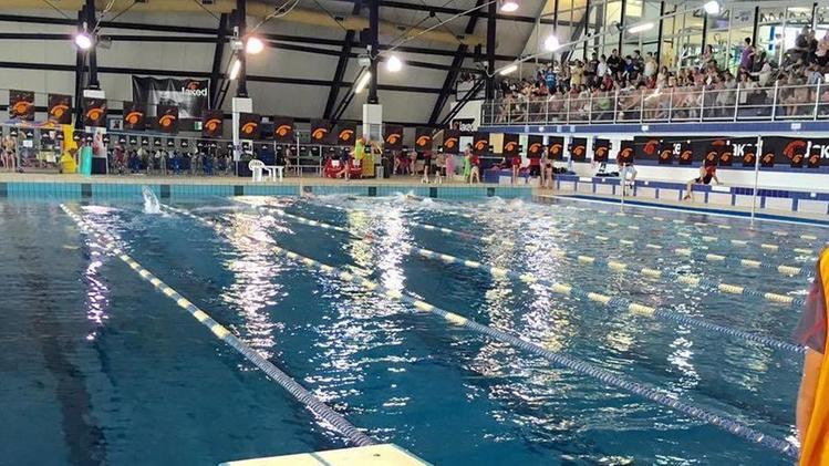 La piscina comunale di Desenzano: strutture e impianti mostrano ormai i segni del tempo e non basteranno interventi di sola manutenzione