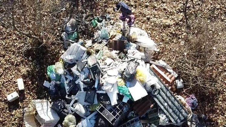 Un’immagine dall’alto del cumulo di rifiuti scoperto dalle indagini della Polizia locale del Montorfano