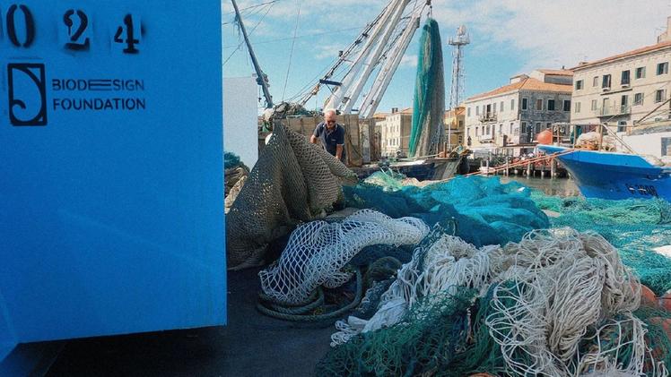La BioDesign Foundation retribuirà i pescatori che si impegnano a recuperare dal mare i rifiuti e a portarli nel porto per il recupero