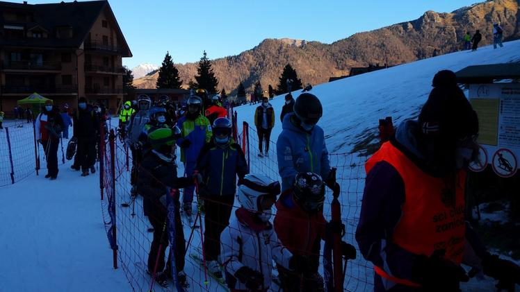 Montecampione: sciatori in coda rispettando le rigorose norme anti-contagio previste negli impianti 