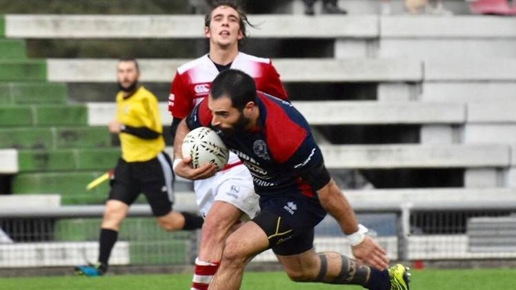 Omar Mambretti, 32 anni, capitano del Rugby Rovato: il licenziamento dell’allenatore Porrino, avvenuto prima di Natale, ha scatenato un putiferio nella squadra franciacortina capolista della BIn campionato il Rovato vola: primo con 29 punti e 6 vittorie in 6 partite