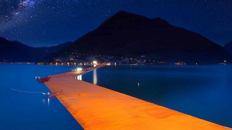 Una veduta by night di Montisola durante The Floating Piers