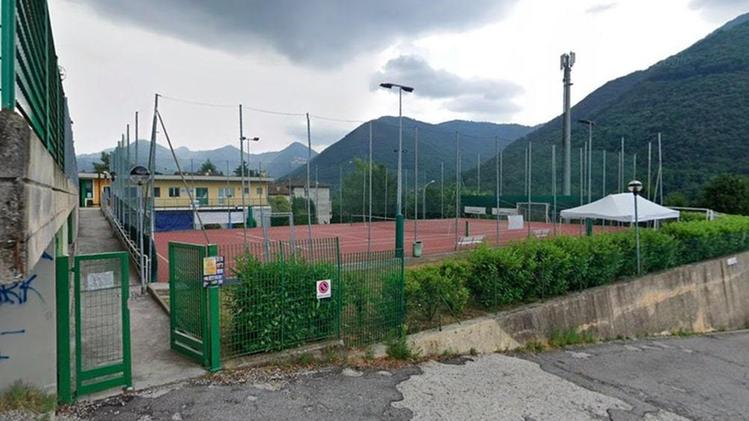 Il centro sportivo di via X Giornate a Lumezzane: qui si gioca a bocce, tennis e calcetto ma la struttura dovrà essere interamente riqualificata