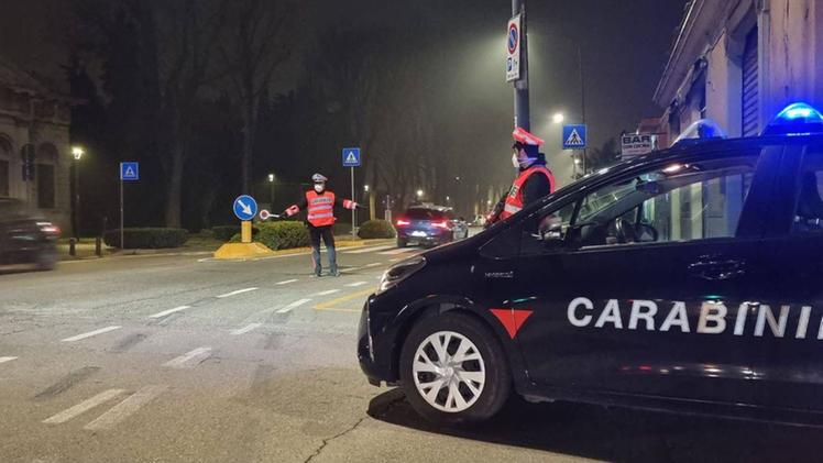 Controlli dei carabinieri in via Milano