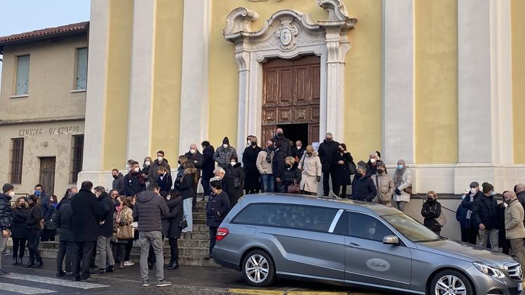 Dentro e fuori la chiesa tantissima gente per i funerali di Vittorina