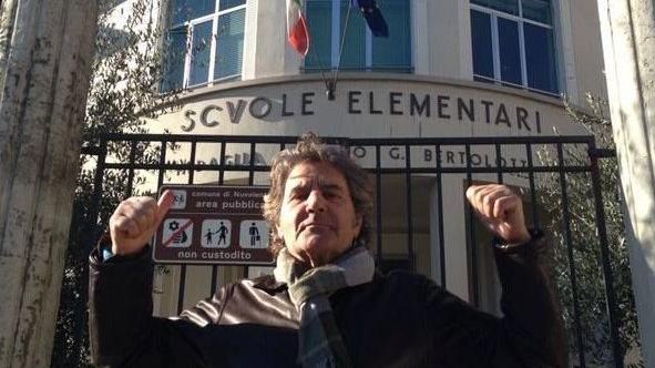 Il popolare cantante in posa davanti alle scuole elementari di Nuvolento, il suo paeseFausto Leali sul palco dell’Ariston nel 2021: «Mi manchi» e «Io amo» i super classici portati a Sanremo da ospite