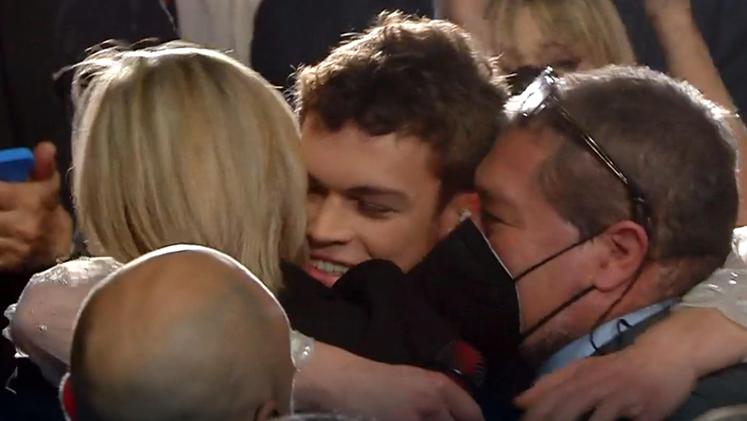 Blanco con mamma e papà: l'abbraccio tra cascate di applausi dopo la proclamazione della vittoria a Sanremo 2022 in coppia con Mahmood