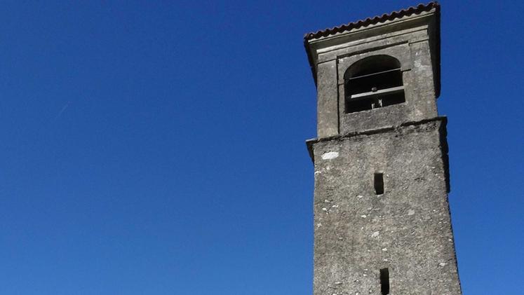 Il caratteristico campanile di San Fermo, che si incontra lungo il tragitto