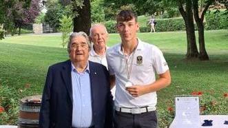 Filippo Grossi, 19 anni, in un perfetto swing: è tesserato per il FranciacortaFilippo Grossi con il presidente del Golf Franciacorta Carlo Borghi