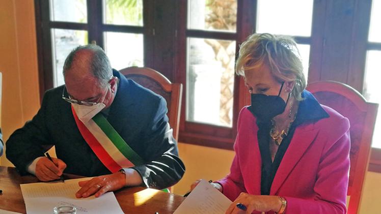 Il sindaco Gianpiero Cipani con Letizia Moratti alla firma della convenzione
