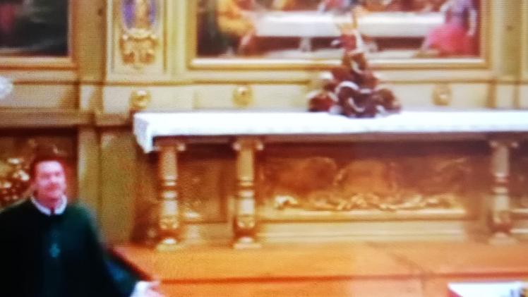 Un fermo immagine del Tg1: l’omelia canora di don Matteo fa notizia