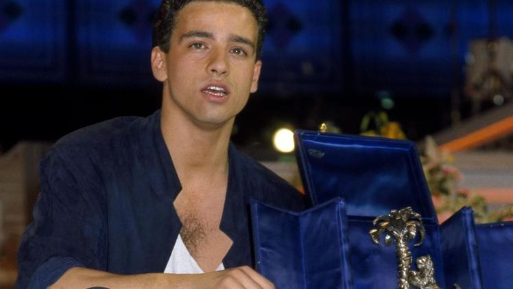 Eros Ramazzotti sul palco del Festival di Sanremo: la DDD fu la prima etichetta a credere nell’artista romano
