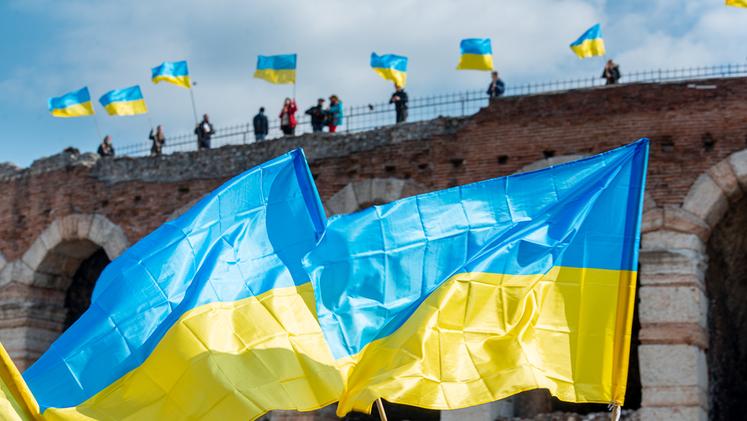 La bandiera Ucraina sventola in piazza Bra (foto Marchiori)