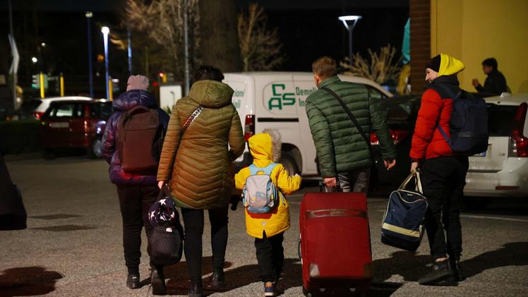 Una famiglia ucraina al suo arrivo a Brescia