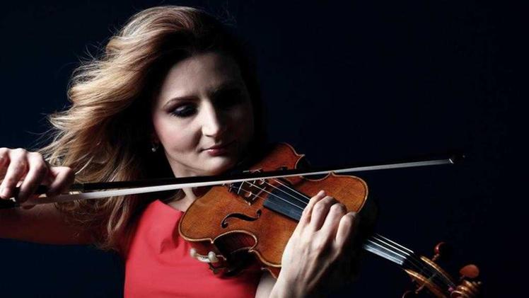 Anca Vasile Caraman: è una delle 10 violiniste ad aver saputo affrontare i Capricci di Niccolò Paganini. Di origine rumena, ha iniziato a studiare musica a 4 anni