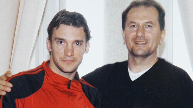 Piero Serpelloni con Andriy Shevchenko, Pallone d’Oro nel 2004All’opera con l’Ucraina. A Brescia Serpelloni lavora al centro medico Sportlife