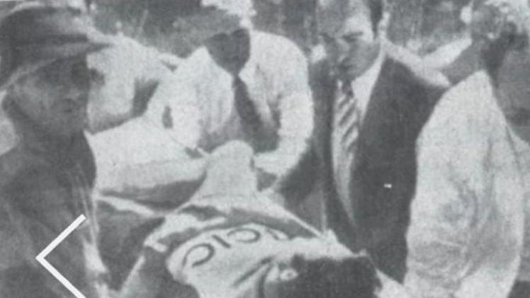 Mino Denti soccorso dopo l’incidente del 1970 sul Crocedomini: il corridore bresciano cadde in discesa e si procurò ben 18 fratture