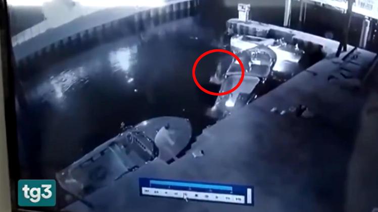 Nelle immagini di una telecamera di videosorveglianza il momento in cui Patrick Kassen, probabilmente ubriaco, cade nel lago mentre il Riva attracca