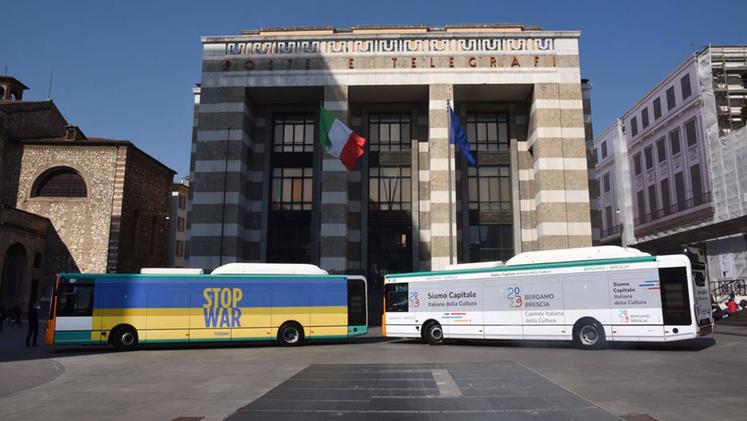I due mezzi decorati: uno con la bandiera ucraina e l'altro con il logo di Bergamo Brescia Capitale della Cultura