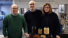 Da sinistra Giacomo Mombelli, Edoardo Mombelli e la moglie Ilenia Marconi  alla guida dell’aziendaUna fase produttiva del miele