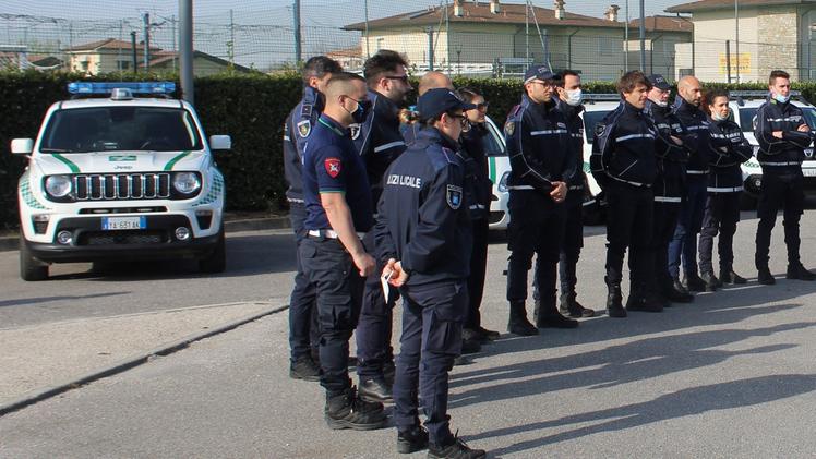 Gli agenti di Polizia locale arrivati a Manerba da 29 Comuni della Lombardia per apprendere le tecniche di guida e conseguire la «patente di servizio»