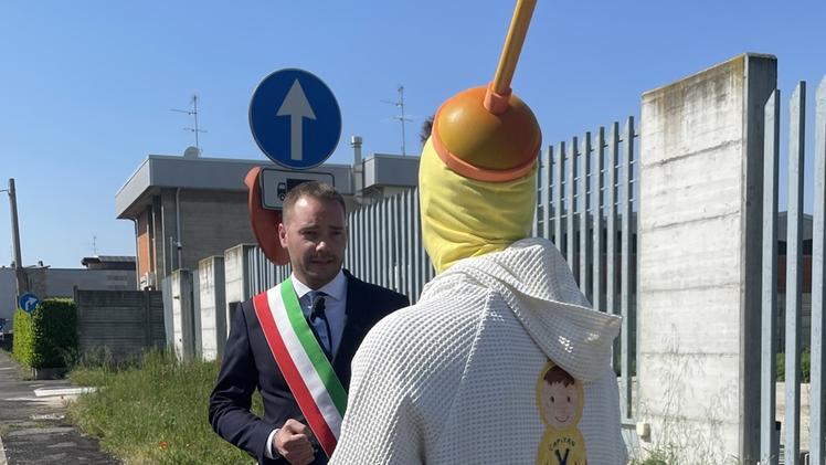 Il popolare «Capitan Ventosa»  con il sindaco Alessandro Pozzi davanti alla caserma dei carabinieri mai aperta