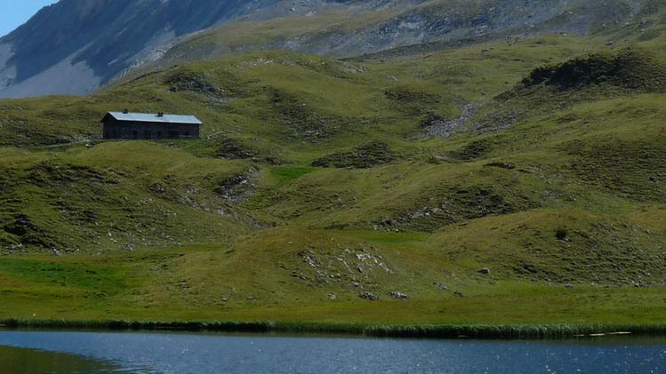 Una veduta del Lago e della Malga Alpisella nell’omonima valle
